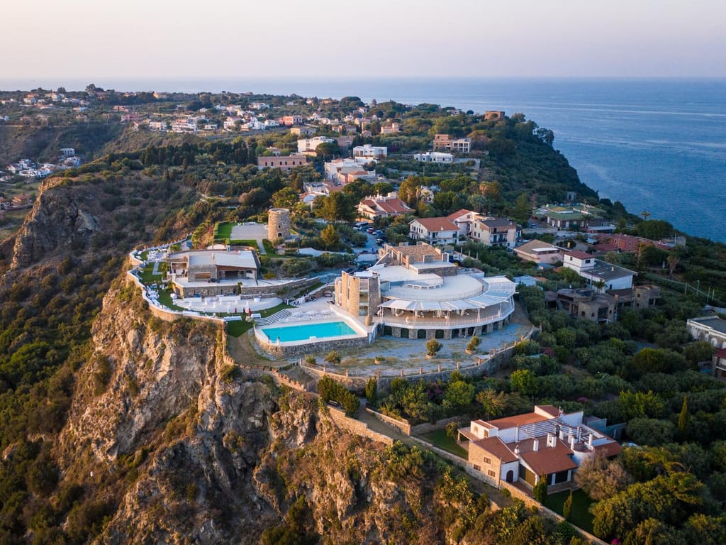 Veduta aerea di Villa Hera al tramonto, sul promontorio di Capo Milazzo.