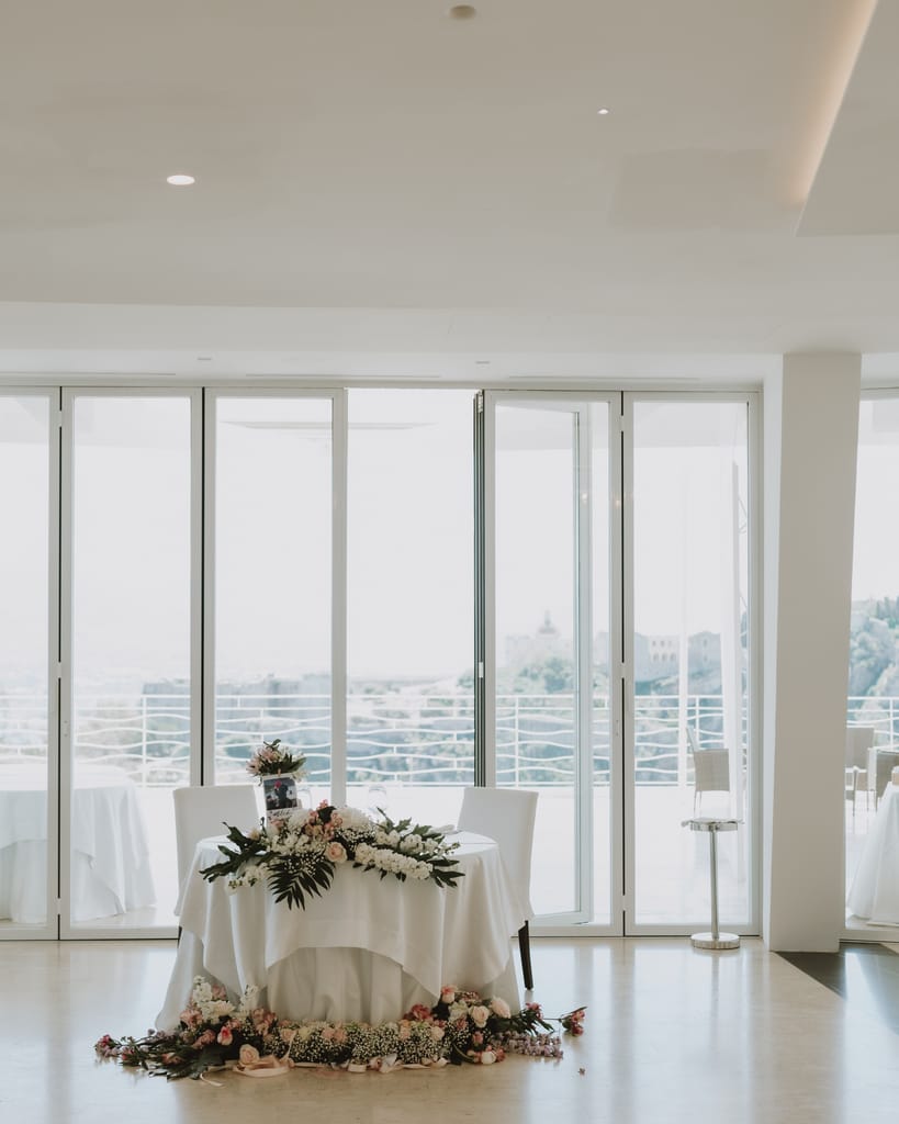 Sala Panoramica di Villa Hera, bianca e luminosa, con grandi vetrate sul Castello di Milazzo.