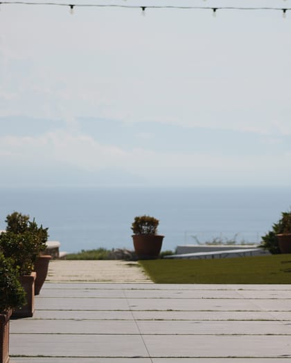 Terrazza di Villa Hera con vasi e salottini, affacciata sul mare.