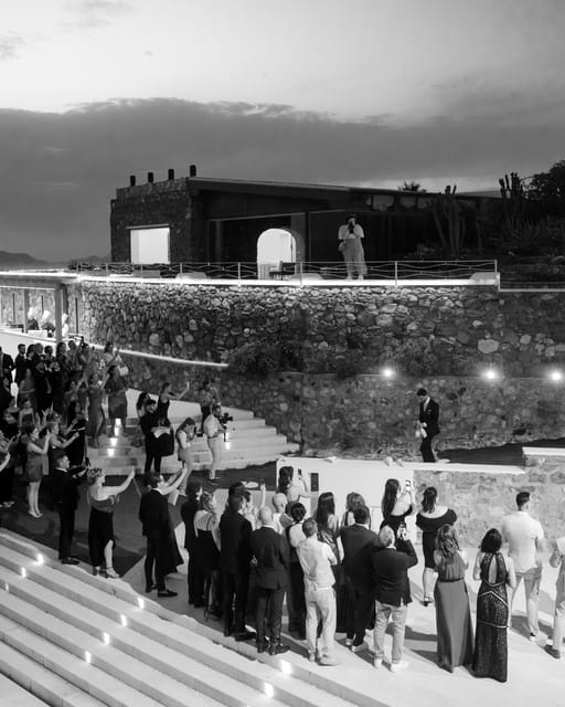 Festa sulla terrazza di Villa Hera, gli ospiti attorno alla scalinata, in bianco e nero.