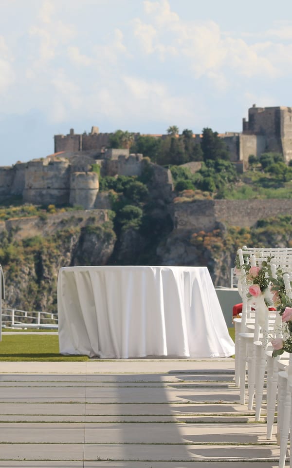 Cerimonia all’aperto allestita sulla terrazza di Villa Hera, con il Castello di Milazzo sullo sfondo.