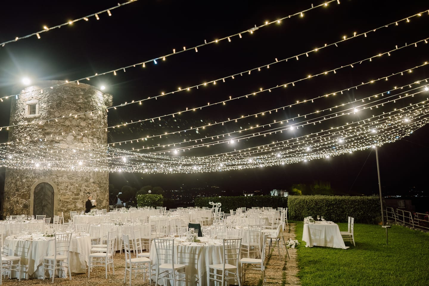 Torre Saracena di Villa Hera di notte, sotto un cielo di luci a filo.